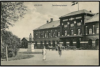 Kolding, jernbanestation med statue af politikeren Chresten Berg. J. Mortensen u/no.