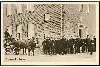 Vinderup posthus med opstillede postbude og hestetrukket postvogn. Stenders no. 45539. 