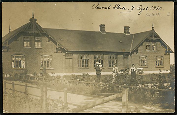 5 øre Fr. VIII på brevkort (Veerst skole) annulleret med stjernestempel RAVNHOLT og sidestemplet Lunderskov d. 8.9.1910 til Sandbjerg skole pr. Kolding.