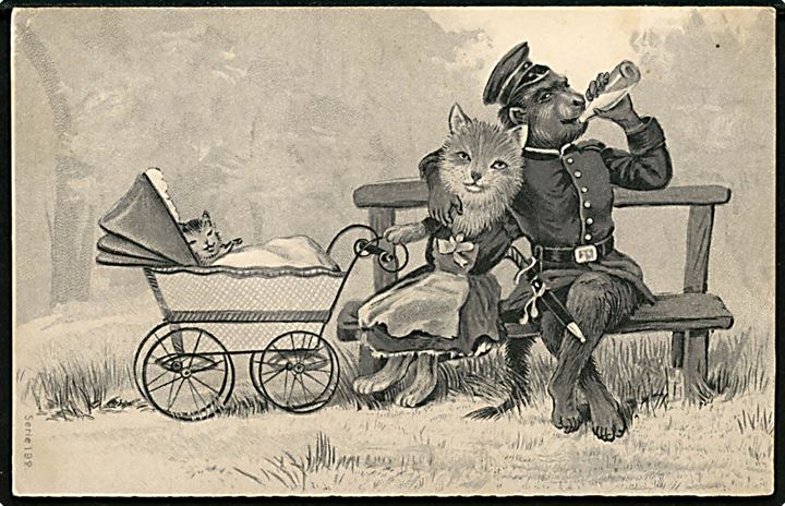 Kattefamilien i menneske klæder sidder på en bænk. Serie 192.