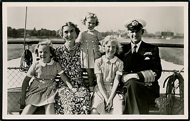 Kong Fr. IX og familie . Elfelt / Stenders no. 6596. 