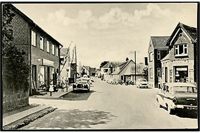 Fjellerup pr. Tranehuse. Gadeparti med biler. Rudolf Olsen no. 18111.