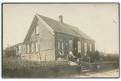 Skrædder A. M. Nielsen's hus med familien foran Villa. Sted ukendt. Fotokort u/no. 
