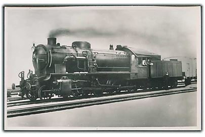 Godstogslokomotivet H. Bygget 1926. 3 cylindre. Tjenstfærdig vægt 80,5 t. Maksimalhastighed 70 km/t. Alex Vincents, no. 10. Fotokort. 