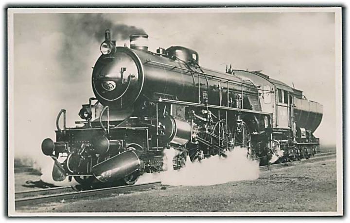 Eksprestogslokomotivet E. Bygget 1915. Ombygget 1938. 4 cylindre. Vægt tjenstfærdig 85,5 t. Maksimalhastighed 100 km/t. Alex Vincents no. 8.