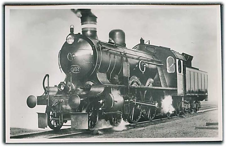 Eksprestogslokomotivet P. Bygget 1908. 4 cylindre. Tjenstfærdig vægt 69 t. Maksimalhastighed 100 km/t. Alex Vincents no. 11. Fotokort.