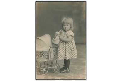 Lille pige med dukke og dukkevogn. Fotokort u/no.