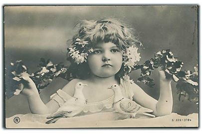 Pige med blomster i håret. 2 duer foran hende. Fotokort. R. P. H. S 226-3784.