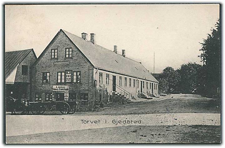Torvet i Gjedsted med A. Jacobsens Kolonial / Produkthandel. Rasmus Nørgaard no. 7394.