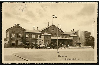 Kolding, jernbanestation og holdende automobiler. Stenders Horsens no. 22.