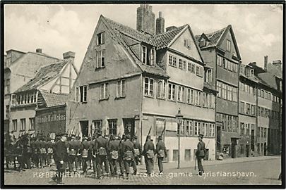 Købh. Fra det gamle Christianshavn med marcherende soldater. Stenders no. 3162.