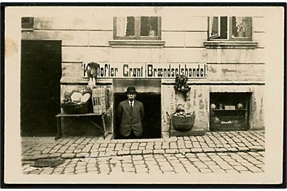 Aalborg, facade af Kartofler Grønt og Brændselshandel med indehaver. Sendt fra Lars Erichsen Peder Barkesgade 40 i 1927. Fotokort u/no.