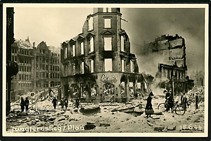 Tyskland, Hamburg, Jungfernsteig med Geschäftshaus Remter og ødelæggelser efter luftangreb d. 18.6.1944.