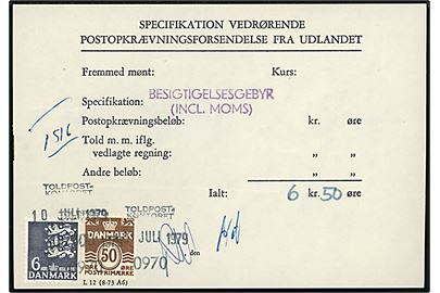 50 øre Bølgelinie og 6 kr. Rigsvåben annulleret med trodat stempel Toldpost-Kontoret d. 10.7.1979 som besigtigelsesgebyr (incl. moms) på Specifikation vedrørende postopkrævningsforsendelse fra udlandet - L12 (8-73 A6).