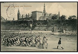 Helsingør. Soldater marcherer paa Kronborg. J.M. Helsingør no. 851.
