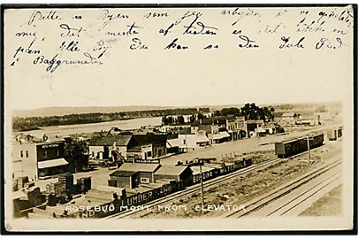 Rosebud, Mont. Fotokort fra byen med jernbanen. U/no. 