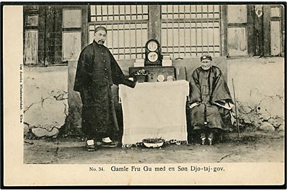 Det Danske Missionsselskab - Kina / China. Gamle Fru Gu med en Søn Djo-taj-gov. no. 34. 