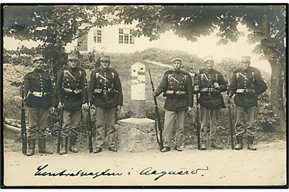Aagaard, Centralvagten med kilometersten Kolding 12,0 km. / Nebel 2,7 km. Soldater fra 29. bataljon ved den militære grænsebevogtning under Sikringsstyrken 1914-1918. Atelier Central, Kolding u/no.