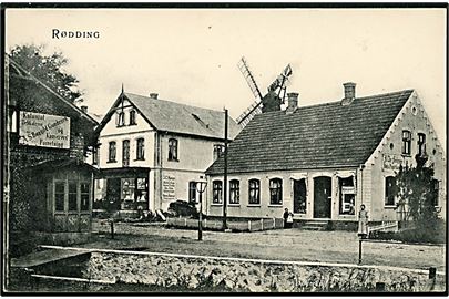 Rødding, gadeparti med H. Chr. Andersen's Papir- og Boghandel og mølle i baggrunden. U/no.