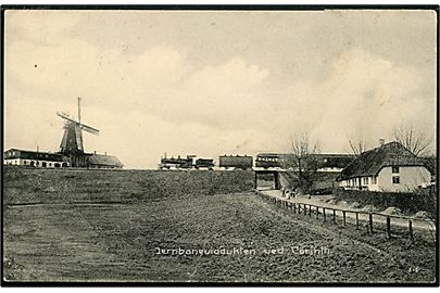 Corinth (Korinth), jernbaneviadukt med passerende damptog og mølle. C. Johansen u/no. Svagt knæk.