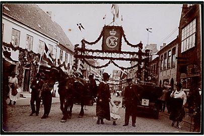 Genforening. Udsmykning i Haderslev i forb. med kongens indtog d. 10.7.1920. Fotokort u/no.