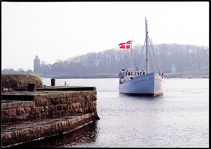 Postbåden Peter ankommer fra Christiansø til Svaneke havn. Fortrykt P. & T. nytårskort 1992.