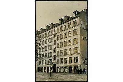 Købh., Viborggade 79-81 med Cafe Søfryd ved P. Johansen. Ved siden af er Herreskræderi ved Henrik Claudi. Fotokort brugt i 1933.