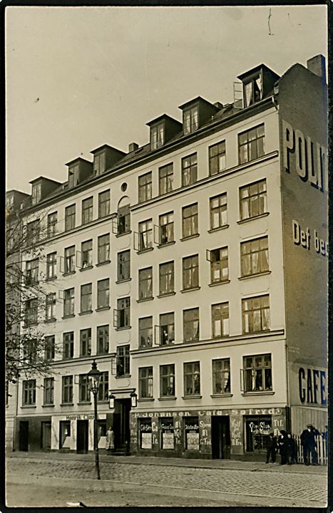 Købh., Viborggade 79-81 med Cafe Søfryd ved P. Johansen. Ved siden af er Herreskræderi ved Henrik Claudi. Fotokort brugt i 1933.