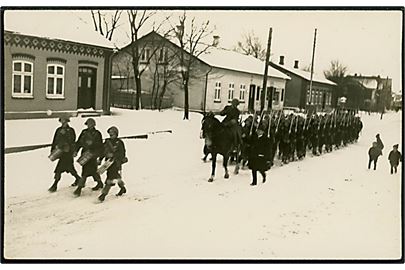 Tinglev, soldater på march i snevejr jam. 1935. Fotokort no. 378.