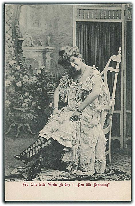 Fru Charlotte Wiehe-Berény i Den lille Dronning. (1865-1947)Hun var en dansk skuespiller, balletdanser og sanger. U/no.