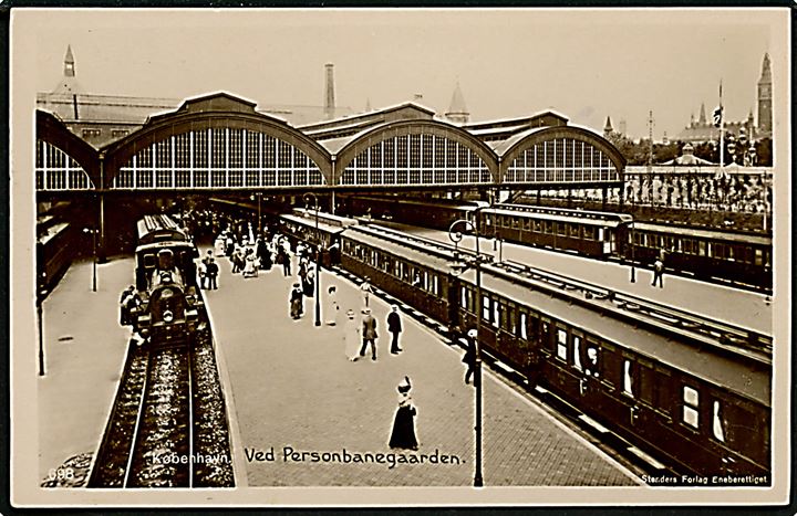 Købh., Personbanegården med holdende tog. Stenders no. 698. Frankeret med 7 øre Chr. X og grønt Verdensfredsmærke fra Kjøbenhavn d. 1.8.1919 til Guldager.