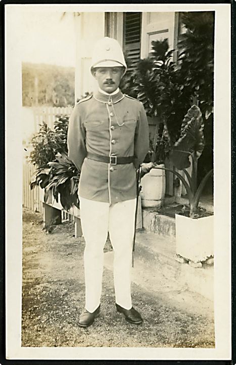 D.V.I., dansk gendarm med sabel. Fotograf A. Lauridsen. Fotokort u/no. På bagsiden noteret N. L. Albrechtsen.