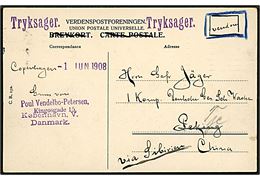 1 øre og 2 øre (2) Bølgelinie på billedside af brevkort (Købh., Raadhuspladsen med sporvogne) sendt som tryksag fra Kjøbenhavn d. 2.6.1908 til tysk soldat ved 1. Komp. Deutsche Gesandtschafs Schutz Wache i Peking, Kina - eftersendt til Tje (= Tientsin ?).  Påskrevet via Siberia.
