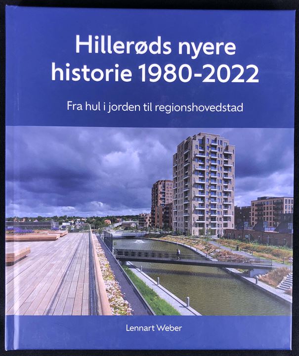 Hillerøds nyere historie 1980-2022 - fra hul i jorden til regionshovedstad af Lennart Weber. 224 sider.