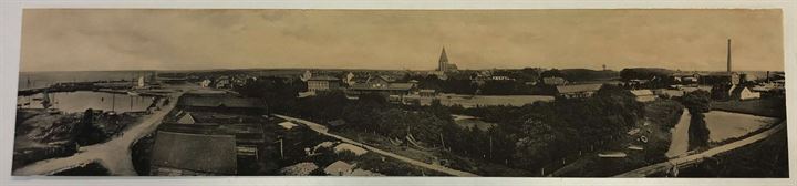 Assens, Panorama over med jernbanestation og togvogne, havn, fabrik og kirke. 14x62 cm. Warburgs Kunstforlag no. 2965. 