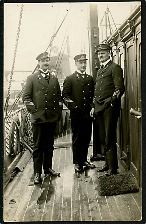 Skibsofficere ombord på sejlskib. Fotokort u/no. Nålehuller.