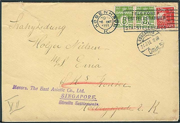 5 øre Bølgelinie (2) og 15 øre Karavel på brev fra København d. 26.10.1933 til sømand ombord på M/S Erria via ØK i København - eftersendt til Singapore, Straits Settlements.