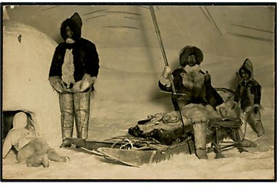 Grønlandsk slæde og Igloo. Fotokort fra Grønlands udstillingen i Industriforeningen, København 1932. Fotokort anvendt som julekort 1935.