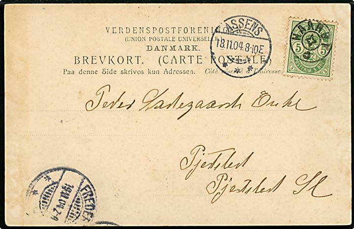 5 øre Våben på brevkort (Hilsen fra Haarby med skole og kirke) annulleret med stjernestempel HAARBY og sidestemplet Assens d. 18.11.1904 til Pjedsted.
