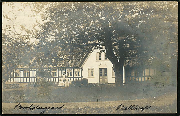 Odense, Bellinge, Kirkelundsvej 8 Broholmgaard med Anna Jørgensen og hendes 2 piger. Fotokort u/no. Sendt fra Bellinge 1910.