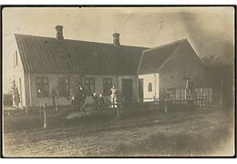 Hjarnø, landejendom med beboere. Fotokort dateret på Hjarnø og stemplet i Horsens d. 23.12.1909. 