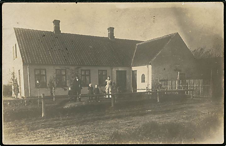Hjarnø, landejendom med beboere. Fotokort dateret på Hjarnø og stemplet i Horsens d. 23.12.1909. 