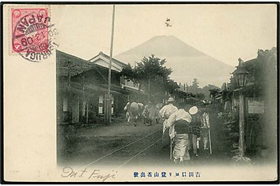 Tsuruga. Gadeparti med bjerget Fuji i baggrunden. 