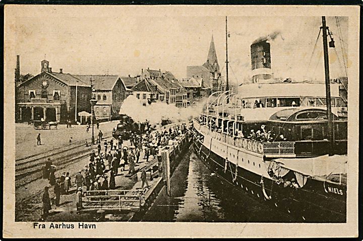 Niels Holst, S/S, DSB. Rutebåd på Aarhus-Kalundborg ruten ved havn i Aarhus. Damplokomotiv i baggrunden. J.J.N. no. 9996.