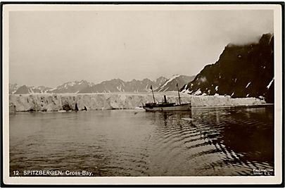 Svalbard/Spitsbergen. Cross Bay med turistdamper. Mittet & Co. no. 12. Reklamekort fra Norden-Fjeldske Dampskibsselskab.
