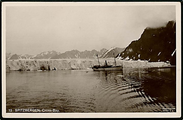 Svalbard/Spitsbergen. Cross Bay med turistdamper. Mittet & Co. no. 12. Reklamekort fra Norden-Fjeldske Dampskibsselskab.