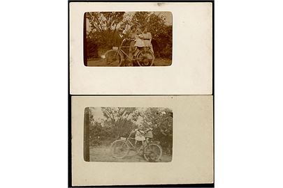 Familie med motorcykel Z 483 (= Ribe Amt, Øster og Vester Herreder). To fotokort u/no.