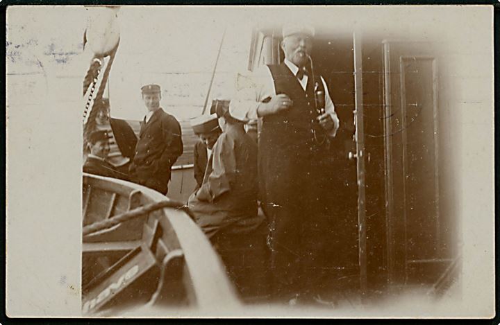 Passagerer ombord på skib. Fotokort u/no. anvendt fra Kjøbenhavn 1913.