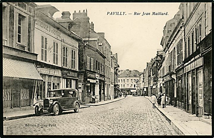 Frankrig, Pavilly, Rue Jean Maillard med automobil.