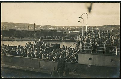 Genforening. Sønderjydsk Kommando ankommer til Aabenraa ombord på DSB færgen Marie d. 5.5.1920. Th. Christesen u/no.